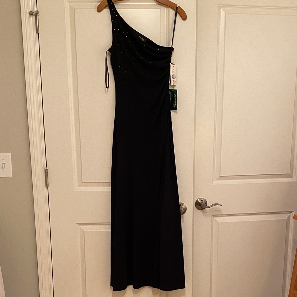 Elegant Black One-Shoulder Evening Dress with Subtle Embellishments